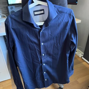 Mörkblå skjorta från Jack & Jones - Snygg mörkblå skjorta från Jack & Jones i storlek M i fint skick.