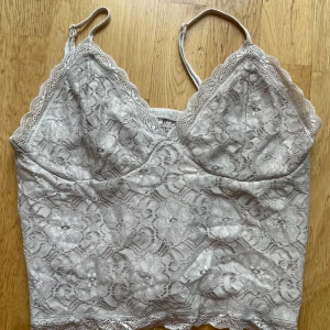 Beige spetsig linnetopp från BikBok - Supersöt linnetopp från BikBok i blommig spets! Supert bekväm och snygg nu till sommaren!! Pris kan diskuteras! Står L på lappen men känns mer som M