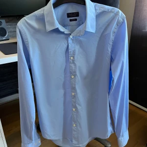 Ljusblå skjorta från Zara  - Snygg ljusblå skjorta från Zara i storlek M i mycket fint skick. 