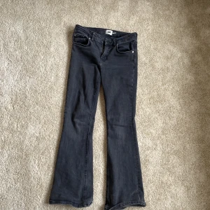 Mörkgrå bootcut jeans från 157, S - Snygga mörkgrå jeans från 157 i bootcut-modell. Klassisk femficksdesign, normal passform och tillverkade i mjukt jeanstyg. Perfekta för dig som gillar en lite utsvängd siluett och vill ha ett par jeans som sticker ut från mängden. Finns två defekter se bild fyra och fem💕