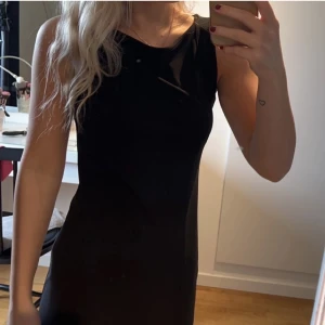 Filippa K klänning  - Säljer en stilren svart kort klänning från Filippa K i storlek S. Knappt använd och ser ut som ny. 