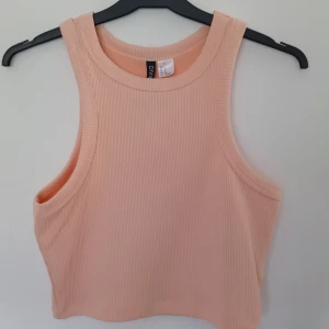 ribbad linnetopp från h&m - Säljer en aprikos färgad ribbad linnetopp från h&m då det inte är min stil. perfekt för varma dagar.