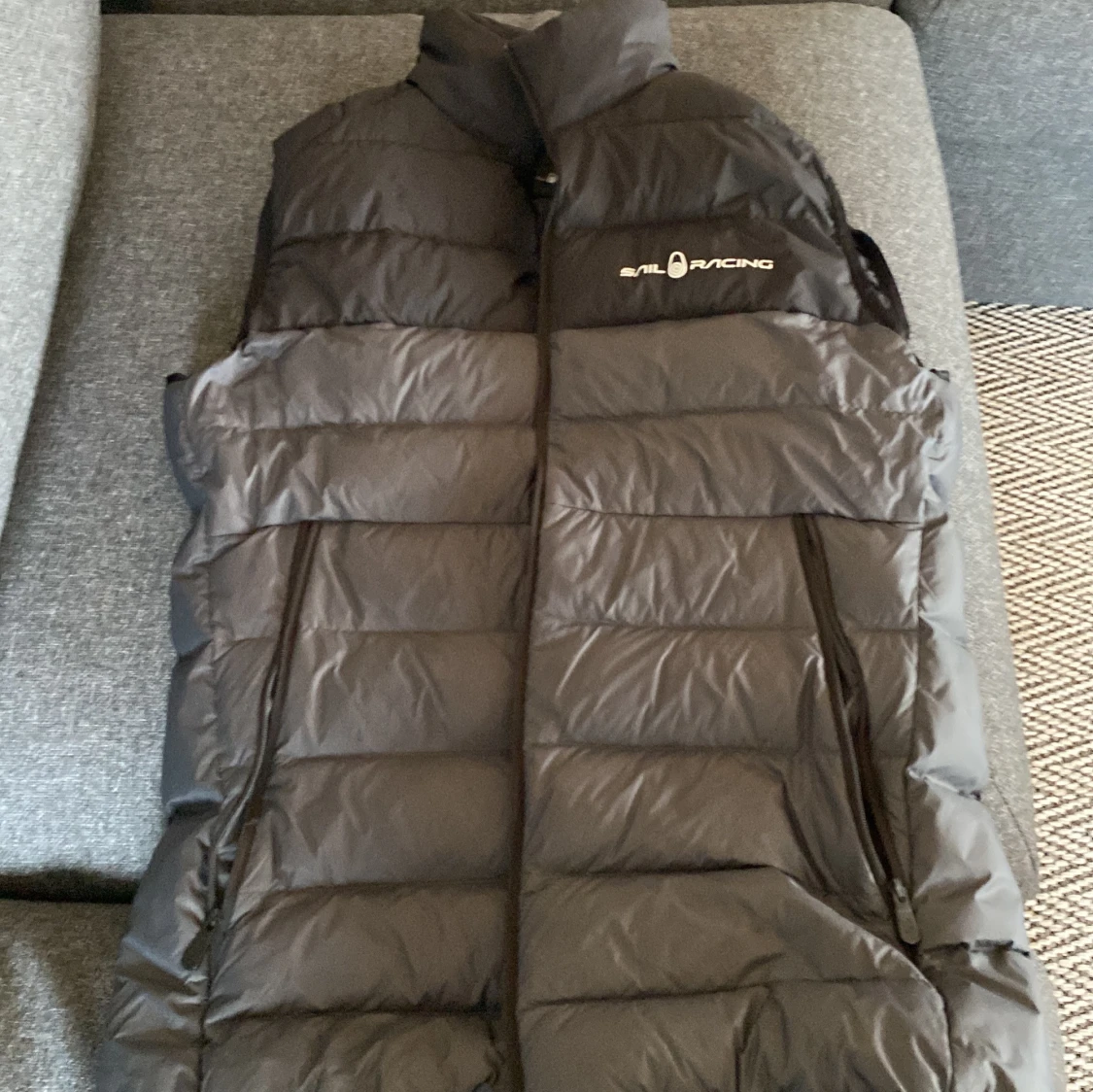 Svart dunväst från Sail Racing