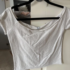Off shoulder topp - Lite off shoulder topp från Brandy Melville , ser kort ut men är inte extremt kort i modellen! Endast använd 1 gång i fint skick! Kom med prisförslag , det är one size men passar på mig som brukar ha S