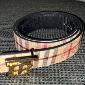 Burberry bälte - Säljer nu mitt burberry bälte då jag behöver pengarna. Det är äkta har varit på nk och bett dem kolla på det. Box osv medföljer tyvärr inte då jag inte vet vart det är! Men pris går även att diskutera! Det kan vara beige eller svart som ni ser på bilden! 