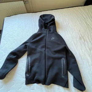 Nike tech fleece tröja - En svart nike tech fleece tröja 