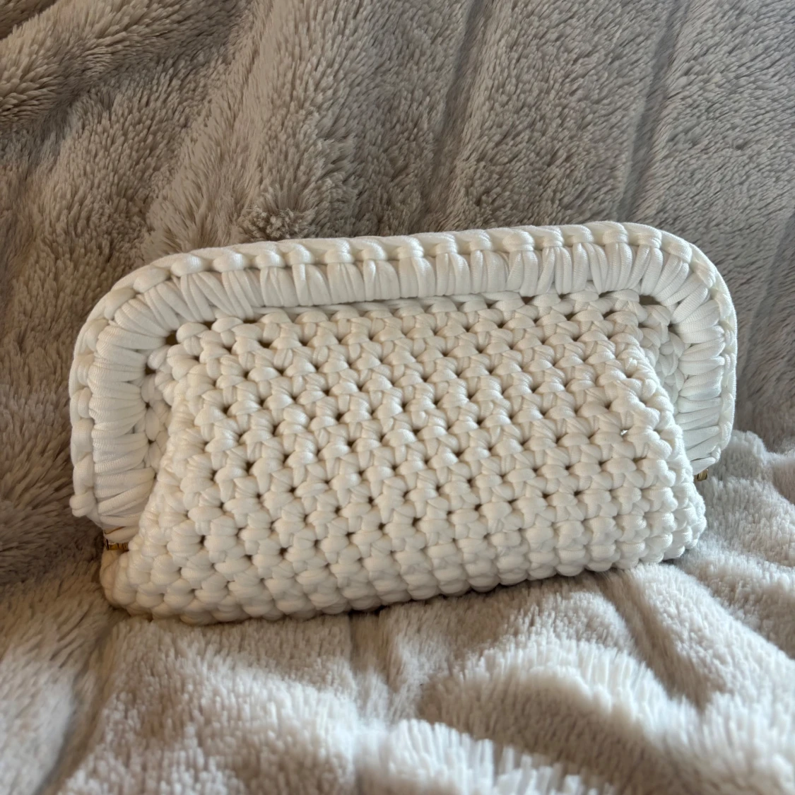 Vit handvirkad väska/clutch! - 2