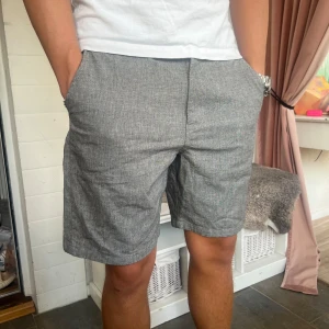 Grå shorts - Linneshorts, riktigt schyssta som är mer eller mindre helt nya. Använda en gång.