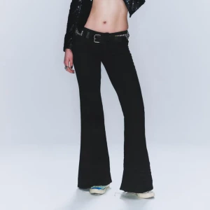 Svarta utsvängda byxor - Snygga svarta utsvängda byxor med låg midja (väldigt låg). Perfekta för att skapa en trendig look. Helt nya endast provade (nypris 399kr) midjemått och längd finns på weekdays hemsida.