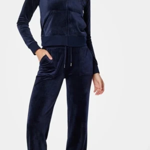 Mörkblå juicy sett  - Säljer mitt juicy sett i mörkblått. Både tröja o byxor, finns ett litet hål i byxorna   på knät, kom privat för mer bilder, pris kan diskuteras. 