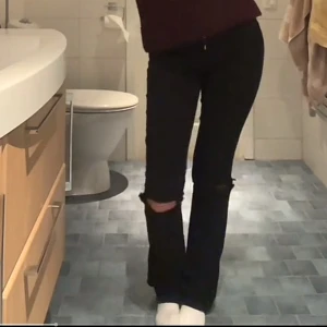 Lågmidjade Levis jeans  - Säljer att par svarta lågmidjade levis jeans med hål i. Jätte bra skick. Storlek 27/32. Är 167 och är långa på mig. 