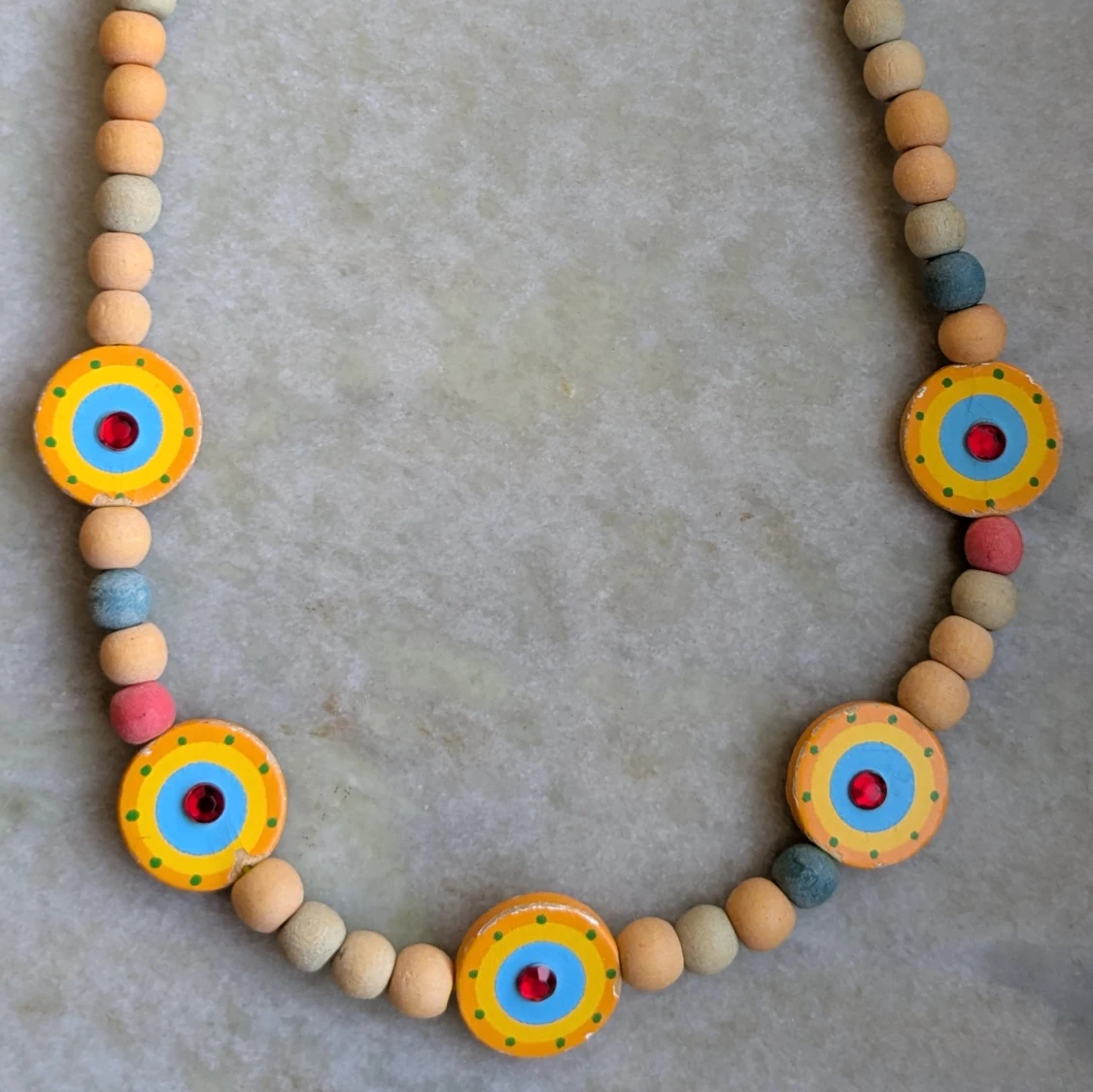 Färgglatt halsband med träpärlor
