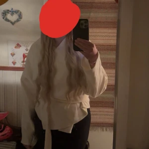 Vit/beige kappa - Säljer en kappa från SHEIN som jag använt ett fåtal gånger. Perfekt passform och sitter jätte snyggt på. Storlek S 