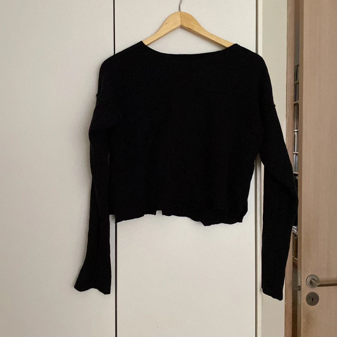 Svart tröja med siffran 64 - 1