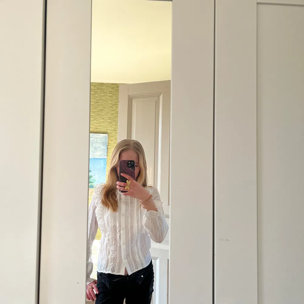 En vit blus från hm som funkar bra både till vardags och till festligheter! Är använd ett fåtal gånger. Skriv vid frågor 💞pris kan diskuteras . Puserot.