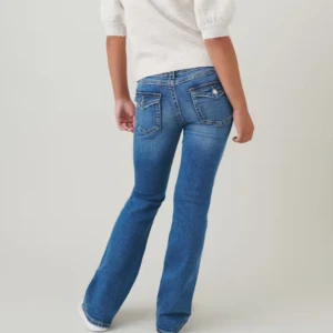Blå chunky low flare jeans - Snygga blå chunky low flare jeans. Jeansen har en dragkedja och knapp framtill samt detaljerade bakfickor med knappar. Perfekta för en avslappnad stil, oanvända. Orginal pris: 359.95 SEK 