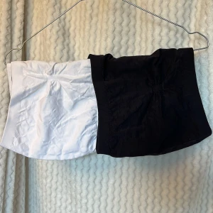 Svart och vit tubtopp från Vero Moda🖤🤍 - Säljer två tubtoppar från Vero Moda i svart och vitt. De är elastiska och har en ribbad kant upptill och nedtill för bättre passform. Allt i ett. 🥥🐝