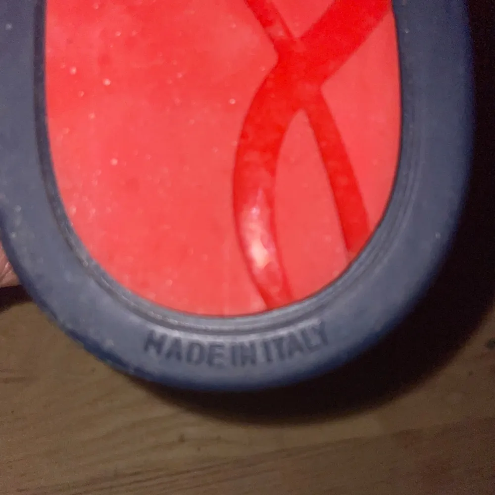 Snygga mörkblå sneakers från Christian Louboutin med coola nitar på tån och snörning. Tillverkade i Italien med den ikoniska röda sulan. Perfekta för att ge din outfit en edgy touch.. Kengät.