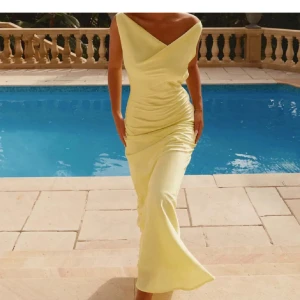 Ljusgul långklänning - Ljusgul långklänning med öppen rygg, perfekt till bal! Helt ny med lappen kvar.