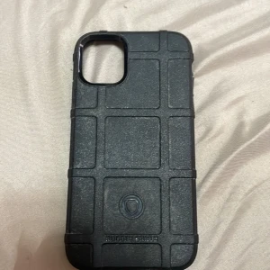 Svart mobilskal från Rugged Shield - Säljer ett robust svart mobilskal från Rugged Shield. Skalet har en rutmönstrad design och är tillverkat för att ge extra skydd. Perfekt för dig som vill ha ett tåligt och stilrent skydd till din mobil.