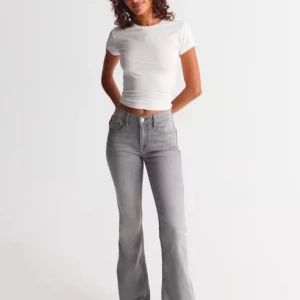 Low Waist Bootcut Jeans - Säljer mina gråa jeans från Gina Tricot💕orginalpris: 500kr