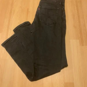 Svarta Grisch jeans från Levi's Premium - Snygga svarta jeans från Levi's Premium med en klassisk design. De har en smal/skinny passform och är tillverkade i ett slitstarkt denimtyg - med stretch. Passar 45-60kg                                              Perfekta för en stilren look. (Pris går att diskutera)