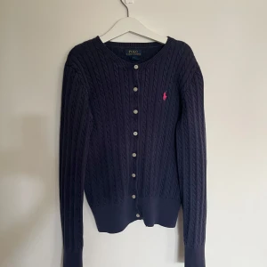 Mörkblå kofta Ralph Lauren - Säljer en mörkblå Ralph Lauren kofta i jättefint skick, junior storlek så ungefär som en xs i dam storlek
