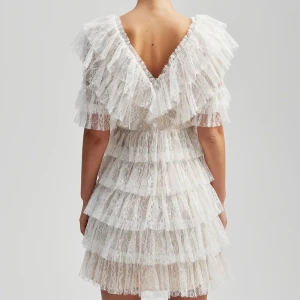 By Malina Sky Dress - Spetsklänning från märket By Malina, perfekt för studenten etc. Endast använd 1 gång vid ett kort tillfälle. Storleken är S men den är även  lite insydd hos skräddare längst med ena långsidan för att få in midjan. Skulle dock säga att den fortfarande är sann i storlek❤️Nypris 2800