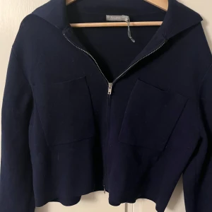 Mörkblå kofta från Åhléns - Super fin kofta me två fickor fram från Åhléns, nypris ca 700💗