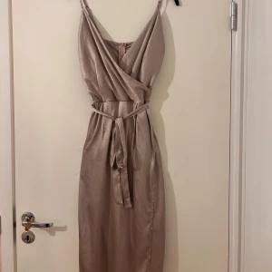 Maxiklänning med slits - Klänningen är i bra skick 