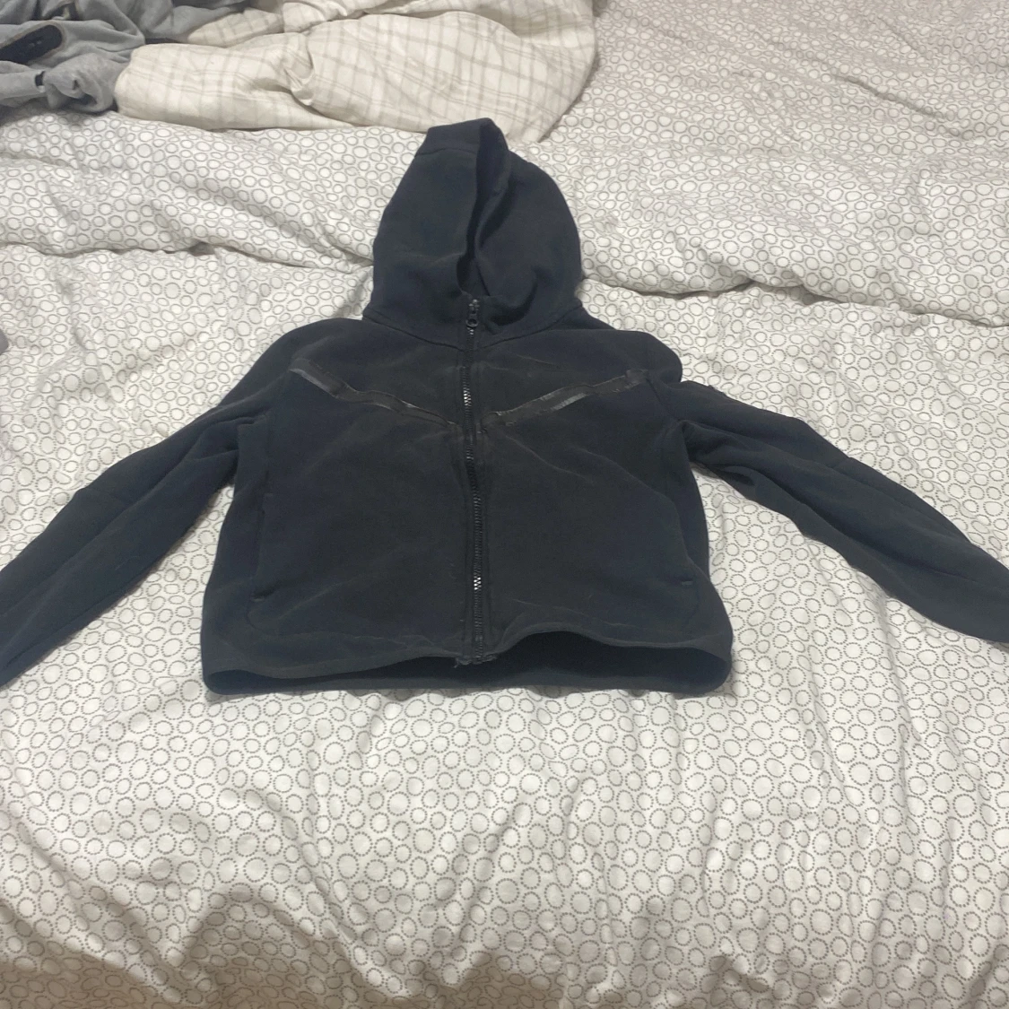 Svart fleecejacka med huva