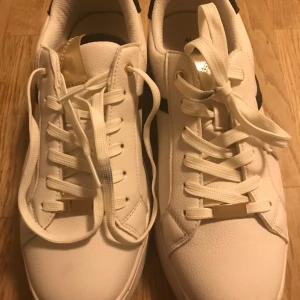 Vårskor, två par      - Gröna, aldrig använda. Vita, använda två ggr. Båda är något för stora för mig.