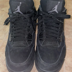 Svarta Nike Air Jordans - Säljer ett par black cats. skorna är lite smutsiga men är väldigt bra kopior. Och är skorna jätte bekväma. Priser kan diskuteras
