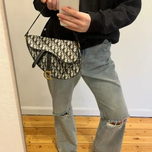 Oanvänd handväska  - Supersnygg helt oanvänd väska, band medföljer!