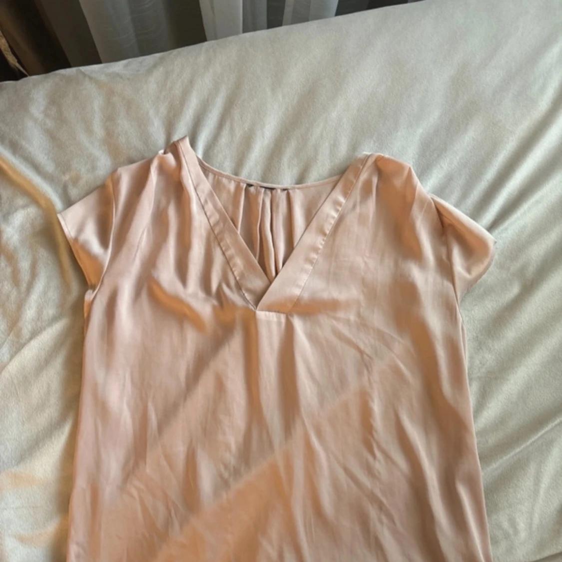 Ljusrosa  blus med v-ringning - 1