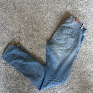 Dondup Jeans - Dondup George Jeans i storlek W30. Okej skick; 8/10, lite slitna där bak på ena fickan (se bild 1), och lite slitna på ena knät men inga stora hål. Skriv vid frågor och funderingar!
