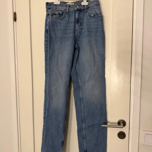 Blå jeans från Perfect Jeans - Snygga blå jeans från Perfect Jeans i storlek 34. De har en klassisk femficksdesign och en rak passform som ger en tidlös look. Perfekta för en avslappnad stil.