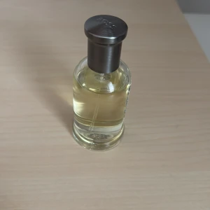 Hugo Boss bottled edt - Hugo Boss bottled EDT. Fin sommarparfym. Köpt för 750 kronor och knappt använd. Ungefär 45 ml kvar. Säljes för 400.