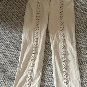 Trendiga jeans med knytningar/snörning  - Så snygga och eleganta!