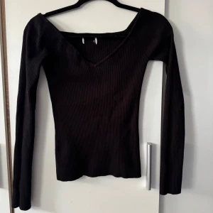 Svart ribbad tröja med v-ringning ❤️‍🔥 - Svart ribbad tröja från HM, storlek S. Snygg och sitter jämt med kroppen 🫶🏽