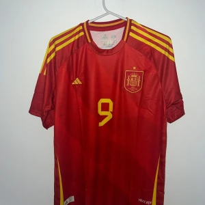 Spaniens hemmatröja - Gavi - Skick: helt nytt och oanvänd. Passar för storlek M och L