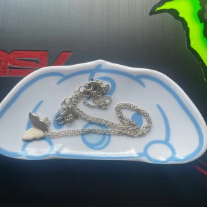 Silverfärgat halsband med hjärtberlocker -  silverfärgat fjärilshalsband med en liten fjäril vid låset. Kedjan är tunn och smidig med en säker låsning. Använd därav priset, se skicket på bilden (lite små missfärgningar och små repor) Frågor? Kom DM!