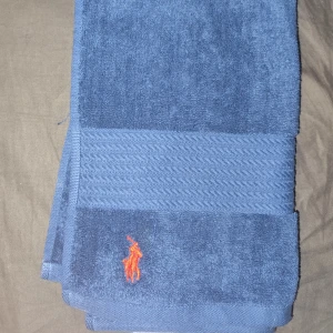 Ralph Lauren handduk  - En blå ralphlauren handduk helt oanvänd.