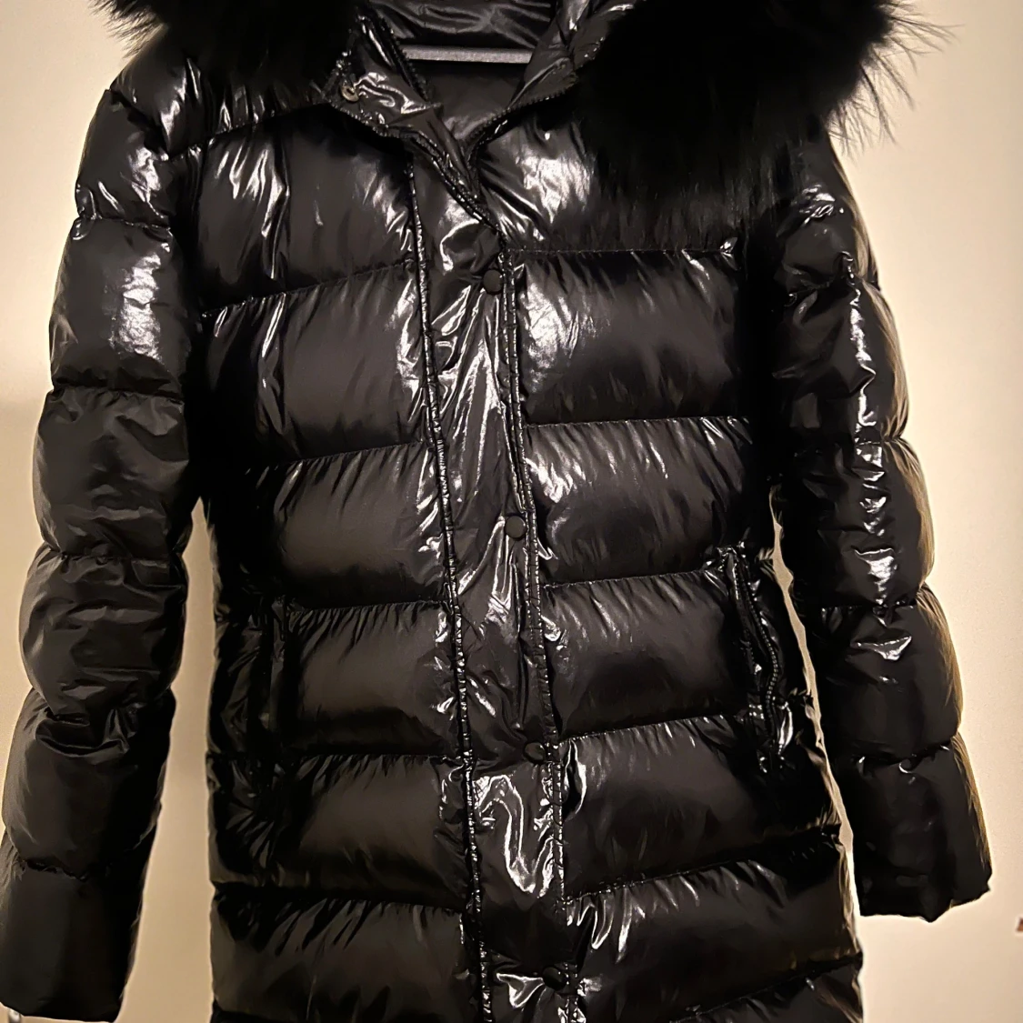 Gloss jacket all black, svart vinterjacka med svart päls - 1