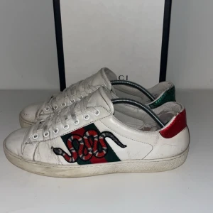 Gucci ace snake - Gucci ace snake - Strl: 41, passar 42 - Mycket bra skick - Nypris: 7999kr - Mitt pris: 1799kr - BOX TILLKOMMER EJ - Hör av dig vid funderingar 💫