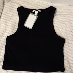 Helt ny Svart ribbad linnetopp från H&M🖤 - Säljer en stilren svart ribbad linnetopp från H&M. 🦓