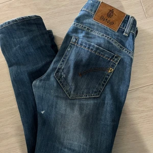 Blå jeans från Dondup - Snygga blå jeans från Dondup med slitna detaljer jätte bra skick använda runt 10–15 gånger säljs pågrund ut av att dom e för små hör av vid minsta lilla fråga! Kan tänka mig o gå ner i pris