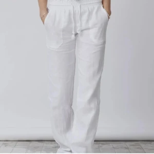 Vita Skagen  linnebyxor med dragsko  - Skriv för fler bilder. Köpt för 800 kr. 