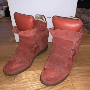 Isabel marant strl 38 - Isabel marant i röd färg. Använda men i bra skick, en liten defuse på ena skon. Nypris 4495kr