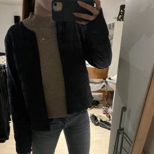 Marinblå dunjacka från Uniqlo - Säljer en  lätt marinblå dunjacka från Uniqlo. Använd fåtal gånger, skriv för frågor!